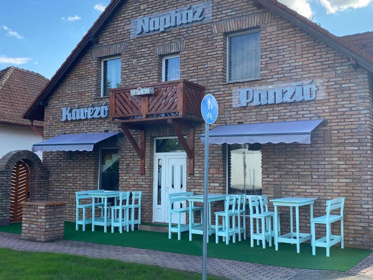 مبيت وإفطار Tiszafüred Naphaz Panzio المظهر الخارجي الصورة